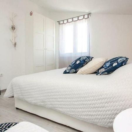 Apartmani Riva Rogoznica  Exteriör bild