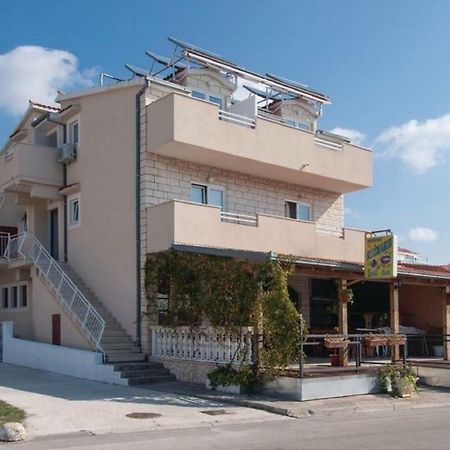 Apartmani Riva Rogoznica  Exteriör bild