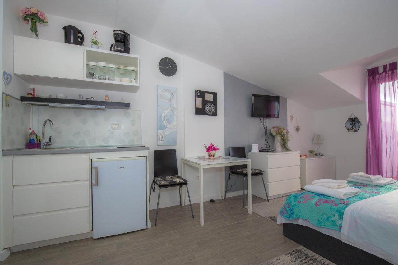Apartmani Riva Rogoznica  Exteriör bild