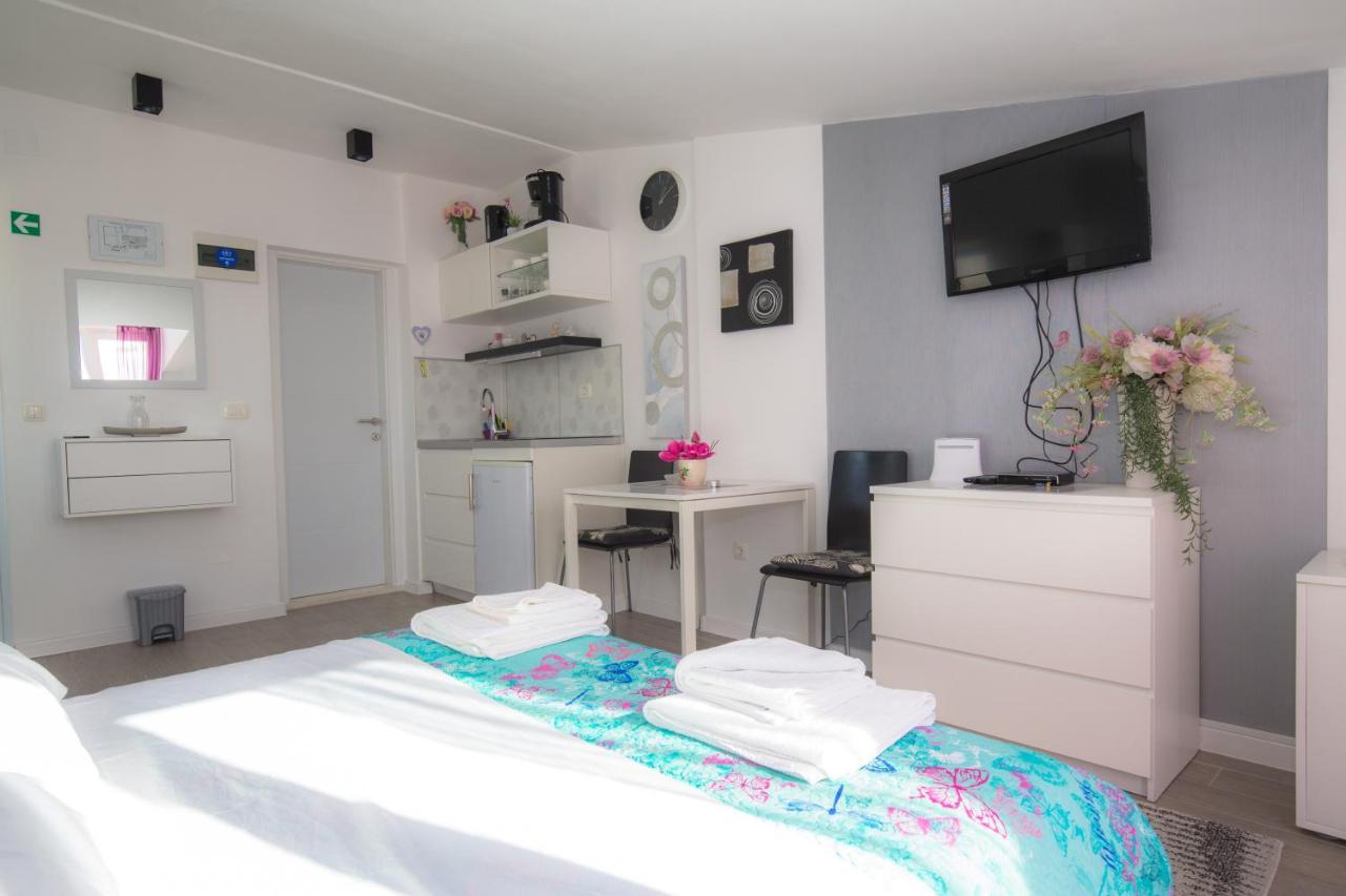 Apartmani Riva Rogoznica  Exteriör bild