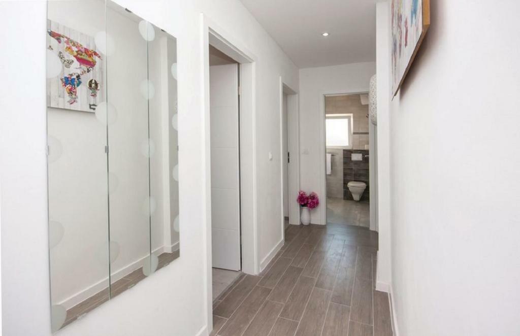 Apartmani Riva Rogoznica  Exteriör bild