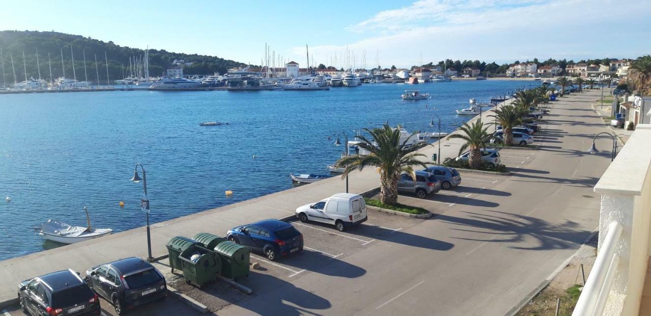Apartmani Riva Rogoznica  Exteriör bild