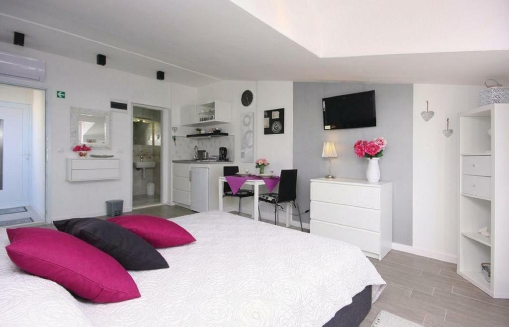 Apartmani Riva Rogoznica  Exteriör bild