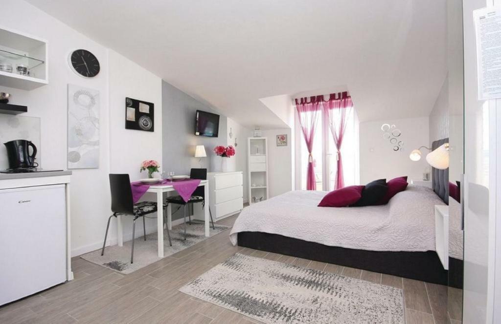 Apartmani Riva Rogoznica  Exteriör bild