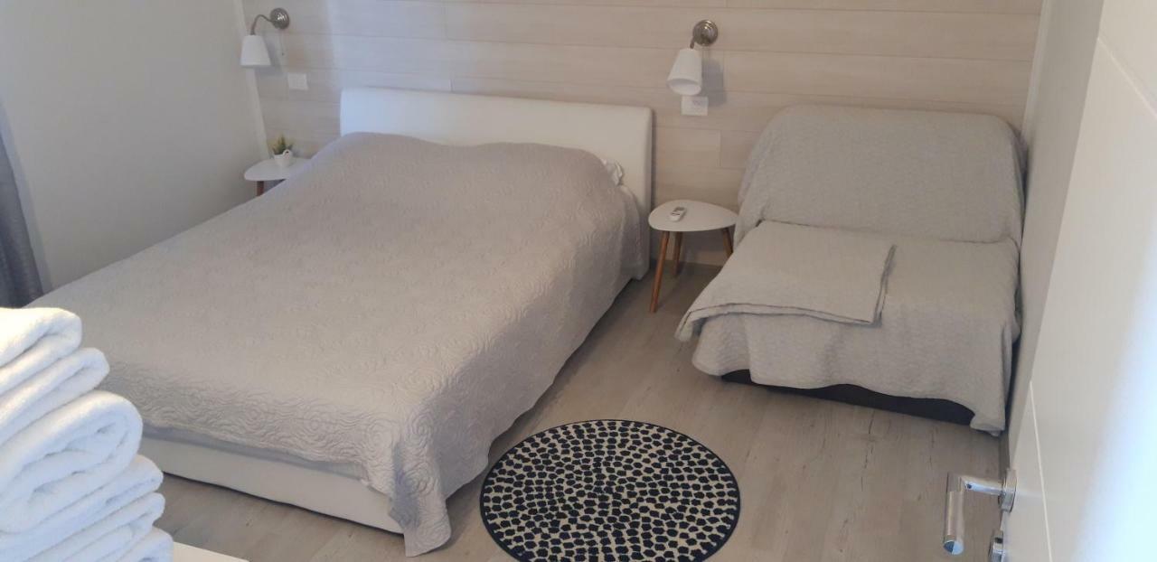Apartmani Riva Rogoznica  Exteriör bild