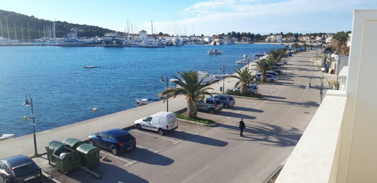 Apartmani Riva Rogoznica  Exteriör bild
