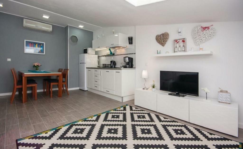 Apartmani Riva Rogoznica  Exteriör bild